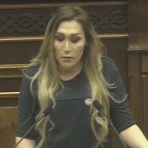 Transgender-Frau hält Rede im armenischen Parlament