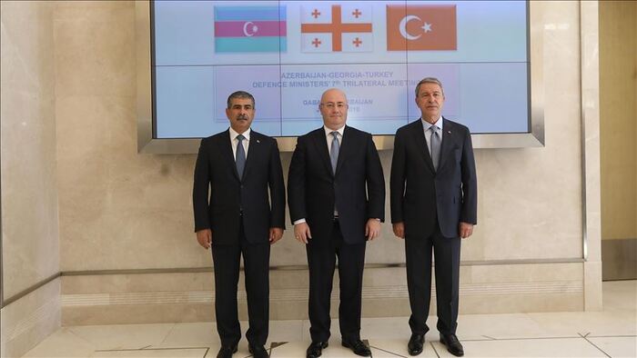 Trilaterale Sicherheitskonferenz zwischen den Verteidigungsministern Aserbaidschans, Georgiens und der Türkei in Gabala