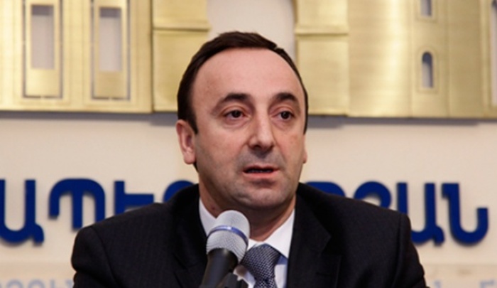 Das armenische Verfassungsgericht lehnt es ab, seinen Vorsitzenden Hrayr Tovmasjan seiner Befugnisse zu berauben.