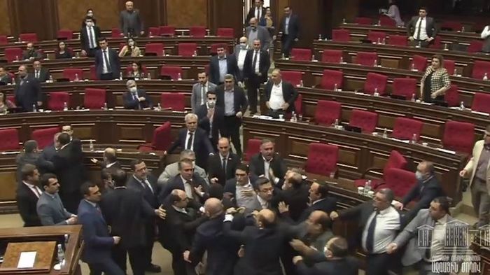 Gegenseitige Vorwürfe zwischen Paschinjan und Marukjan nach Parlamentsschlägerei in Armenien
