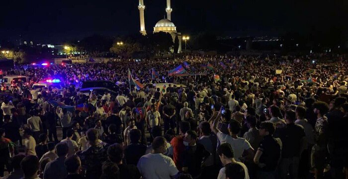 Following border clashes: Tens of thousands demonstrate in Baku