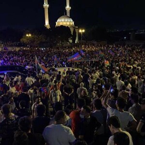 Following border clashes: Tens of thousands demonstrate in Baku
