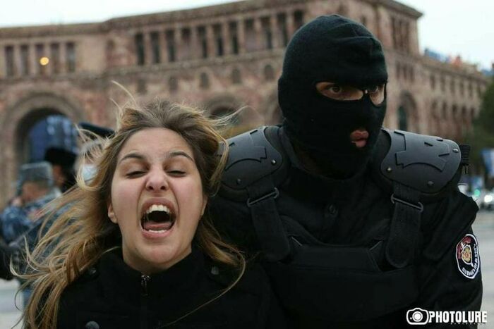 Politische Krise in Armenien: Verteidigungsminister tritt zurück; weitere Verhaftungen in Eriwan