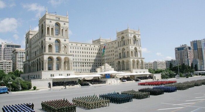 Aserbaidschan feiert mit Militärparade den Sieg im Bergkarabach-Krieg