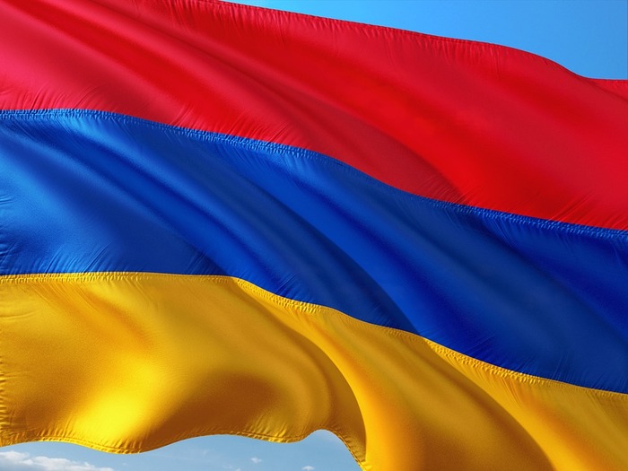 Paschinjan stellt neuen Generalstabschef vor; Opposition setzt Proteste in Armenien trotz der Ankündigung von vorgezogenen Wahlen fort