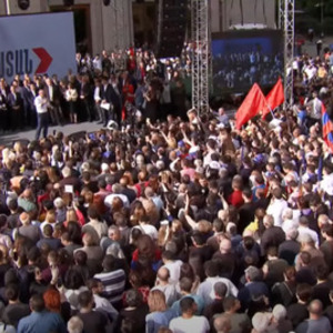 Politik in Armenien: Paschinjans Parlamentsrede; Kotscharjan spricht über seine politischen Pläne