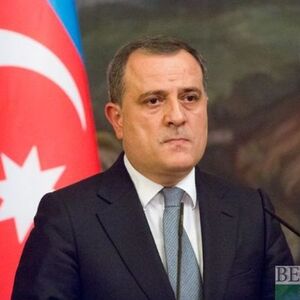 Jeyhun Bayramov trifft mit iranischem Außenminister in Teheran zusammen