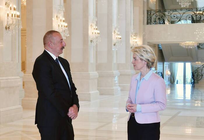 Ursula von der Leyen trifft Ilham Alijew in Baku