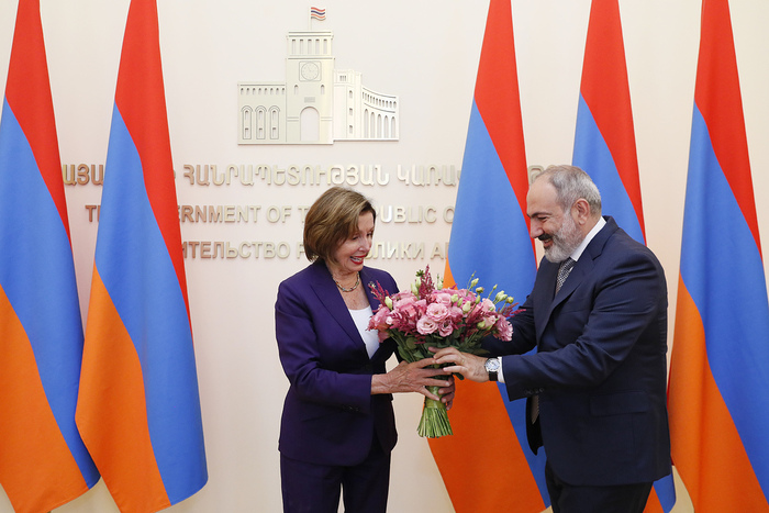 Nancy Pelosi beschuldigt Aserbaidschan in Eriwan, den Waffenstillstand gebrochen zu haben; Baku antwortet