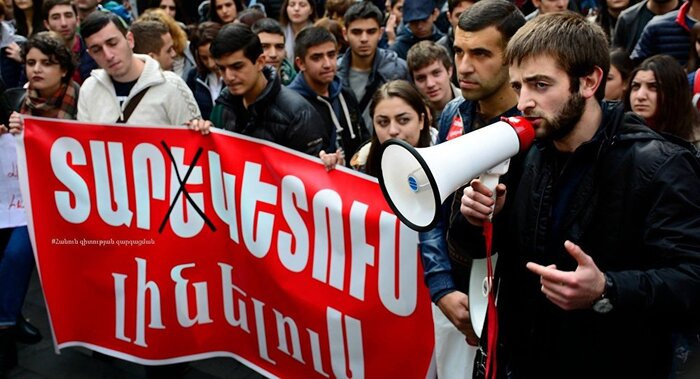 Armenische Studenten protestieren gegen die Initiative des Verteidigungsministeriums